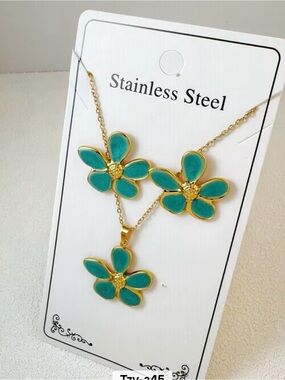 Gold-Tone Teal Flower Necklace Set